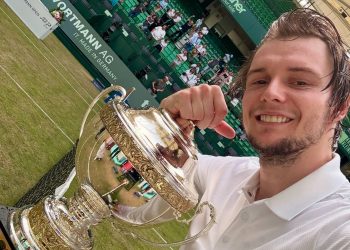 Tennis, Bublik trionfa ad Halle: battuto Medvedev, eliminato Sinner nei quarti