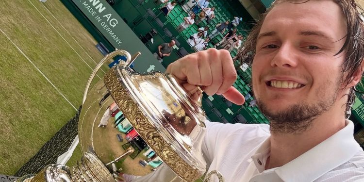 Tennis, Bublik trionfa ad Halle: battuto Medvedev, eliminato Sinner nei quarti