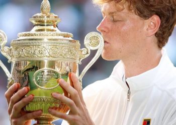 Sinner re di Wimbledon: battuto Alcaraz in quattro set, è il primo italiano a vincere il titolo