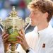 Sinner re di Wimbledon: battuto Alcaraz in quattro set, è il primo italiano a vincere il titolo