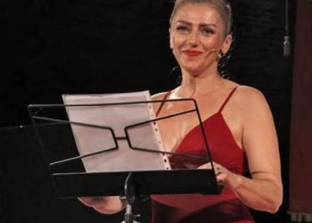 Una fisica in abito scollato