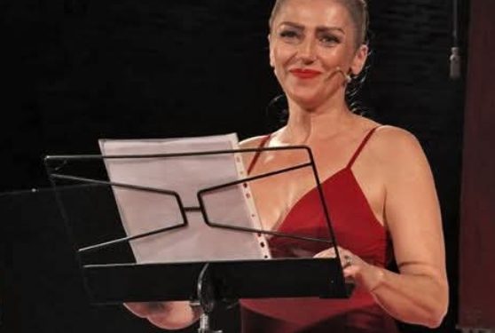 Una fisica in abito scollato