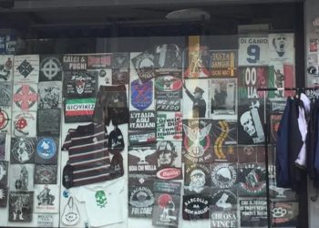 Dal grembiule del Duce al Che da bancarella: souvenir, divieti e ipocrisie all’italiana