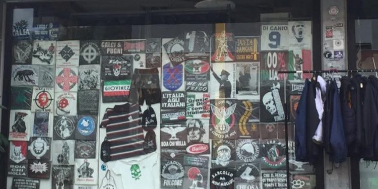 Dal grembiule del Duce al Che da bancarella: souvenir, divieti e ipocrisie all’italiana