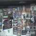 Dal grembiule del Duce al Che da bancarella: souvenir, divieti e ipocrisie all’italiana