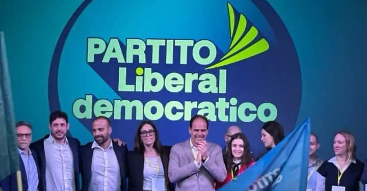 Tutto questo agitarsi all’inseguimento di un mitico “centro”