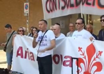 Firenze, manifestazione spontanea sotto Palazzo Vecchio: “Non siamo un comitato, ma cittadini stanchi dell’insicurezza”