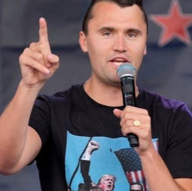 Sono 2 mesi che non mi levo dagli occhi e dalla testa quell’immagine orrenda di Charlie Kirk colpito al collo, il fiotto di sangue