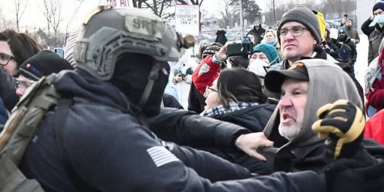 Minneapolis, l’agente spara per legittima difesa: smontata la retorica dei progressisti