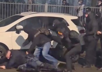 Torino sotto assedio: poliziotto massacrato di martellate dai centri sociali