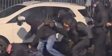 Torino sotto assedio: poliziotto massacrato di martellate dai centri sociali