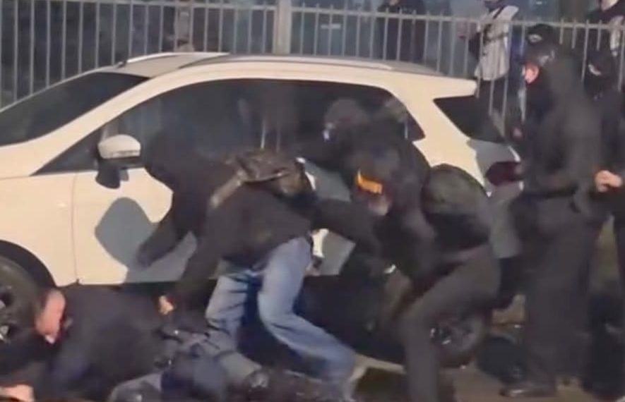 Torino sotto assedio: poliziotto massacrato di martellate dai centri sociali