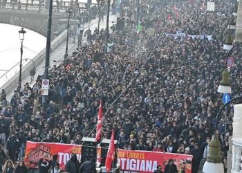 Torino sotto assedio: poliziotto massacrato di martellate dai centri sociali
