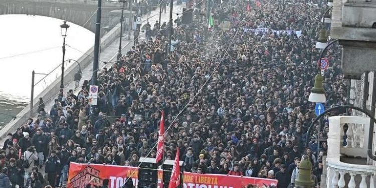 Torino sotto assedio: poliziotto massacrato di martellate dai centri sociali