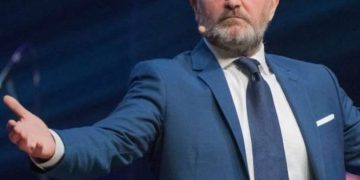 Solidarietà ad Andrea Pucci, costretto a rinunciare a Sanremo 2026 a causa degli haters e della politica woke