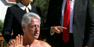Lo scandalo Epstein: Clinton nega tutto sulla foto nella vasca idromassaggio, Hillary punta il dito su Trump