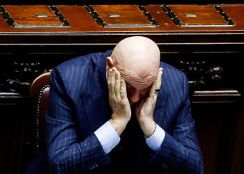 Crosetto “Ostaggio” a Dubai: Il Ministro della Difesa Bloccato dai Droni Iraniani Durante l’Operazione Fury