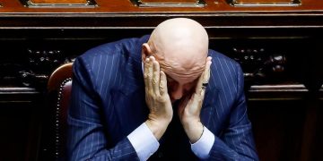 Crosetto “Ostaggio” a Dubai: Il Ministro della Difesa Bloccato dai Droni Iraniani Durante l’Operazione Fury