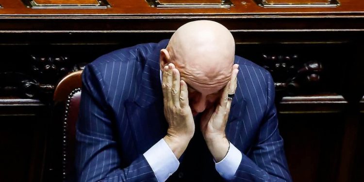 Crosetto “Ostaggio” a Dubai: Il Ministro della Difesa Bloccato dai Droni Iraniani Durante l’Operazione Fury