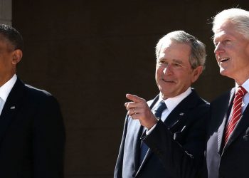 Trump e l’ex presidente fantasma: ‘Mi ha detto Vorrei averlo fatto io’. Bush, Clinton, Obama e Biden smentiscono tutti… resta solo Jimmy Who?