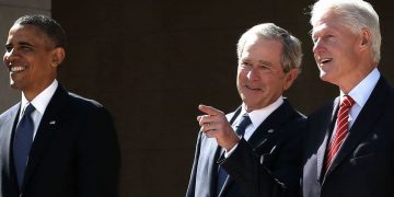 Trump e l’ex presidente fantasma: ‘Mi ha detto Vorrei averlo fatto io’. Bush, Clinton, Obama e Biden smentiscono tutti… resta solo Jimmy Who?