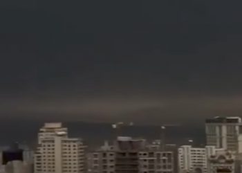 La democrazia arriva dal cielo: pioggia nera e irritazioni a Teheran dopo i raid israeliani