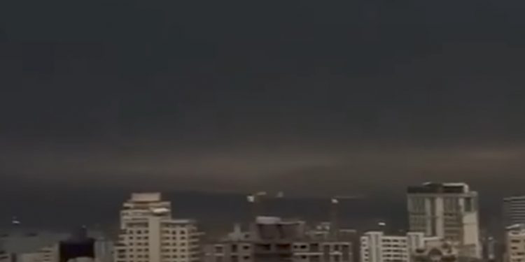 La democrazia arriva dal cielo: pioggia nera e irritazioni a Teheran dopo i raid israeliani