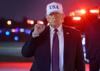 Il blocco di Hormuz fa impennare i prezzi mentre Trump scommette su una svolta