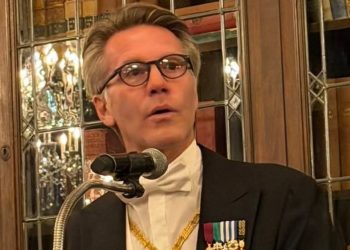 Emanuele Filiberto contro Zalone: quando il nipote del re non regge la battuta. .