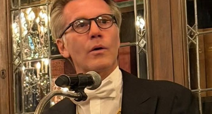 Emanuele Filiberto contro Zalone: quando il nipote del re non regge la battuta. .