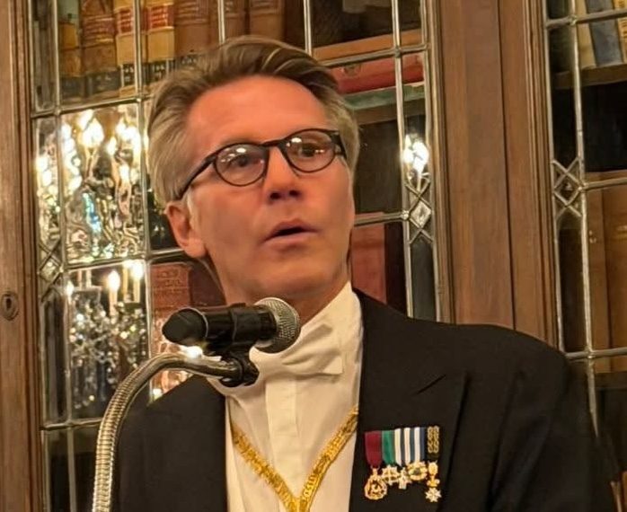 Emanuele Filiberto contro Zalone: quando il nipote del re non regge la battuta. .