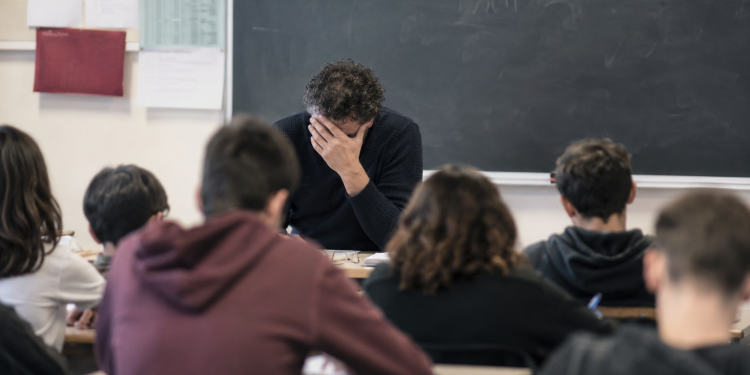 Quando la scuola ha paura del ‘no’: educare senza limite nella crisi dell’autorità.
