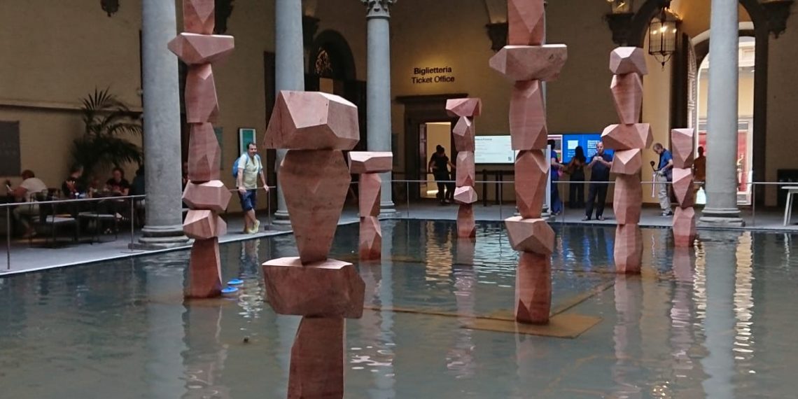 Il mare sale, Firenze risponde: SUPERFLEX allaga Palazzo Strozzi