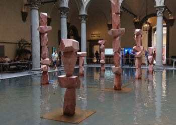 Il mare sale, Firenze risponde: SUPERFLEX allaga Palazzo Strozzi