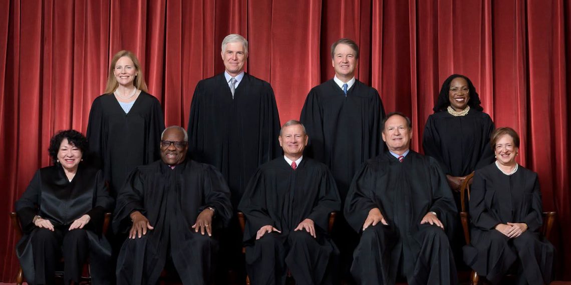 La Corte Suprema conferma il diritto di cittadinanza per nascita e annulla l’ordine di Trump