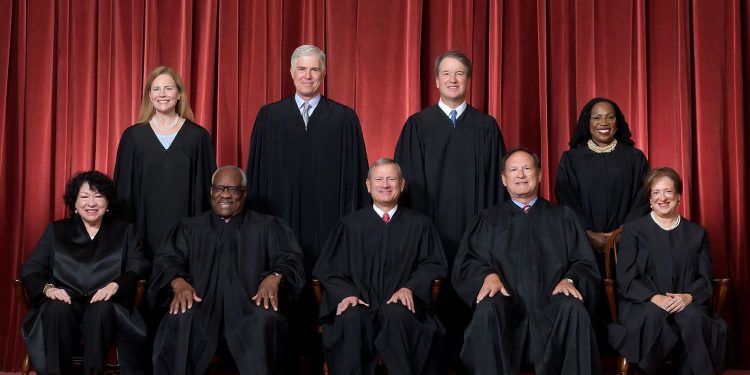 La Corte Suprema conferma il diritto di cittadinanza per nascita e annulla l’ordine di Trump