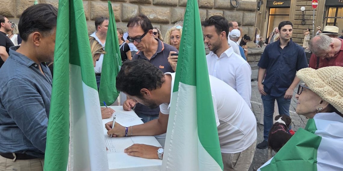 Firenze, il centrodestra in piazza Strozzi per Roggero: “Non vogliamo un martire, vogliamo verità”