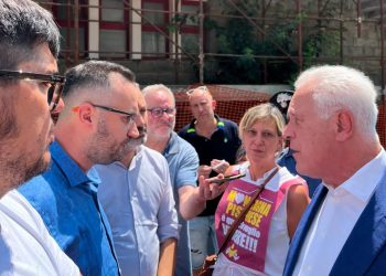 Fischi e cartelli contro Giani: la montagna pistoiese presenta il conto sulla sanità