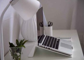 Illuminazione nell’home office: requisiti di luminanza e comfort visivo per lavorare da casa senza affaticamento