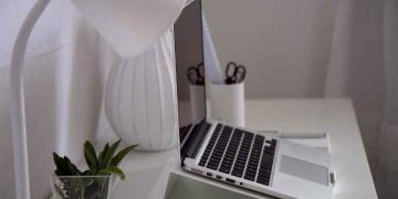 Illuminazione nell’home office: requisiti di luminanza e comfort visivo per lavorare da casa senza affaticamento