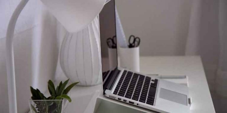 Illuminazione nell’home office: requisiti di luminanza e comfort visivo per lavorare da casa senza affaticamento
