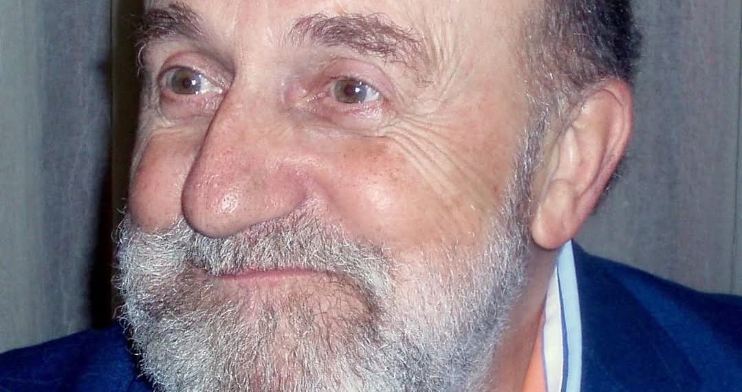”Ué Enrico!” Racconti, sogni e risate con Beruschi: l’impiegato modello che scelse il palcoscenico