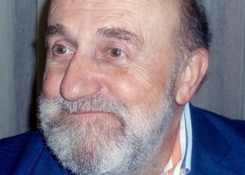 ​”Ué Enrico!” Racconti, sogni e risate con Beruschi: l’impiegato modello che scelse il palcoscenico