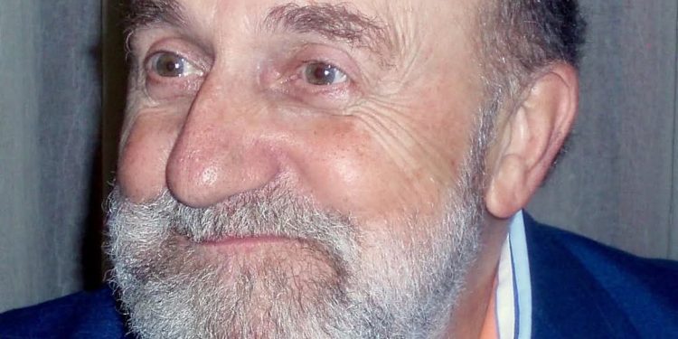 ”Ué Enrico!” Racconti, sogni e risate con Beruschi: l’impiegato modello che scelse il palcoscenico