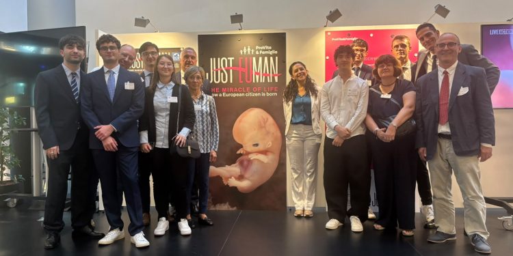 “Just Human”: la vita nascente al centro di una mostra a Strasburgo