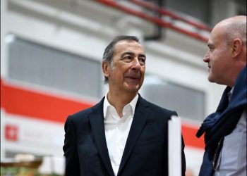 Più agenti, ma senza reprimere: il doppio binario di Sala sulle piazze in fiamme